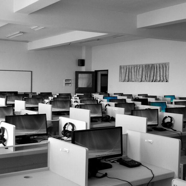 FLMU- L’AZIENDA DEVE FORNIRE/PAGARE GLI OCCHIALI AI LAVORATORI VIDEOTERMINALISTI