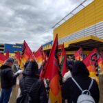 Molte bandiere in picchetto sindacalista davanti a Ikea.