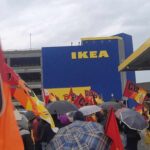 Molte bandiere e ombrelli in segno di protesta davanti a Ikea Carugate.