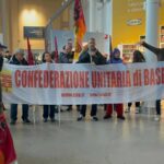 Confederazione Unitaria di Base (CUB) occupano l'atrio di Ikea Carugate.