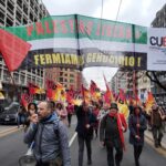 "Palestina Libera! Fermiamo Genocidio!" bandiera in blocco sindacalista alla manifestazione nazionale per la pace in Palestina.