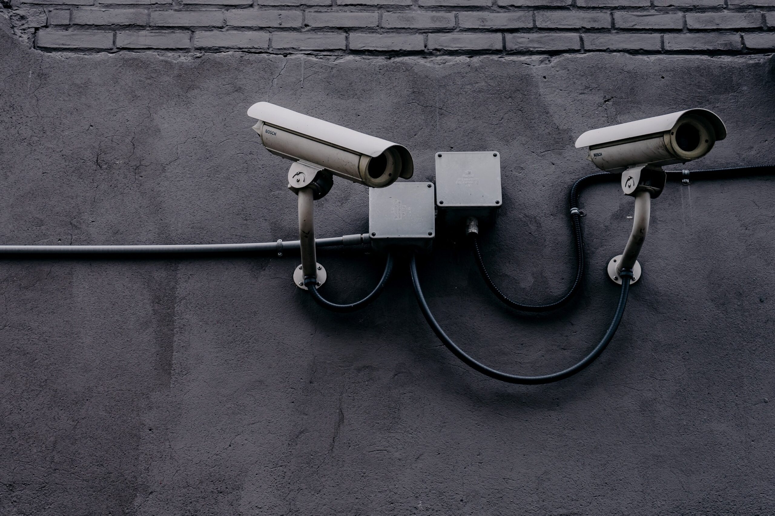 L’occhio che ci spia: telecamere nascoste in Guala Dispensing